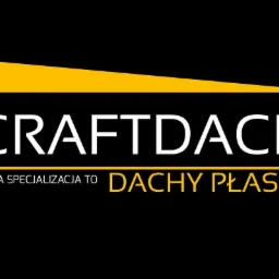 Logo firmy CRAFTDACH z żółtym symbolem strzałki i tekstem 'Nasza specjalizacja to dachy płaskie' na czarnym tle.