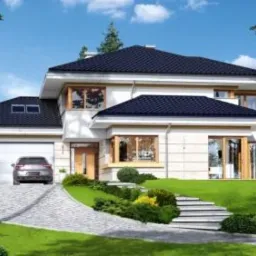 Dwupiętrowy dom z garażem i czarnym dachem, z podjazdem z kostki brukowej, otoczony zielonym trawnikiem i drzewami. Widoczne schody prowadzące do domu.