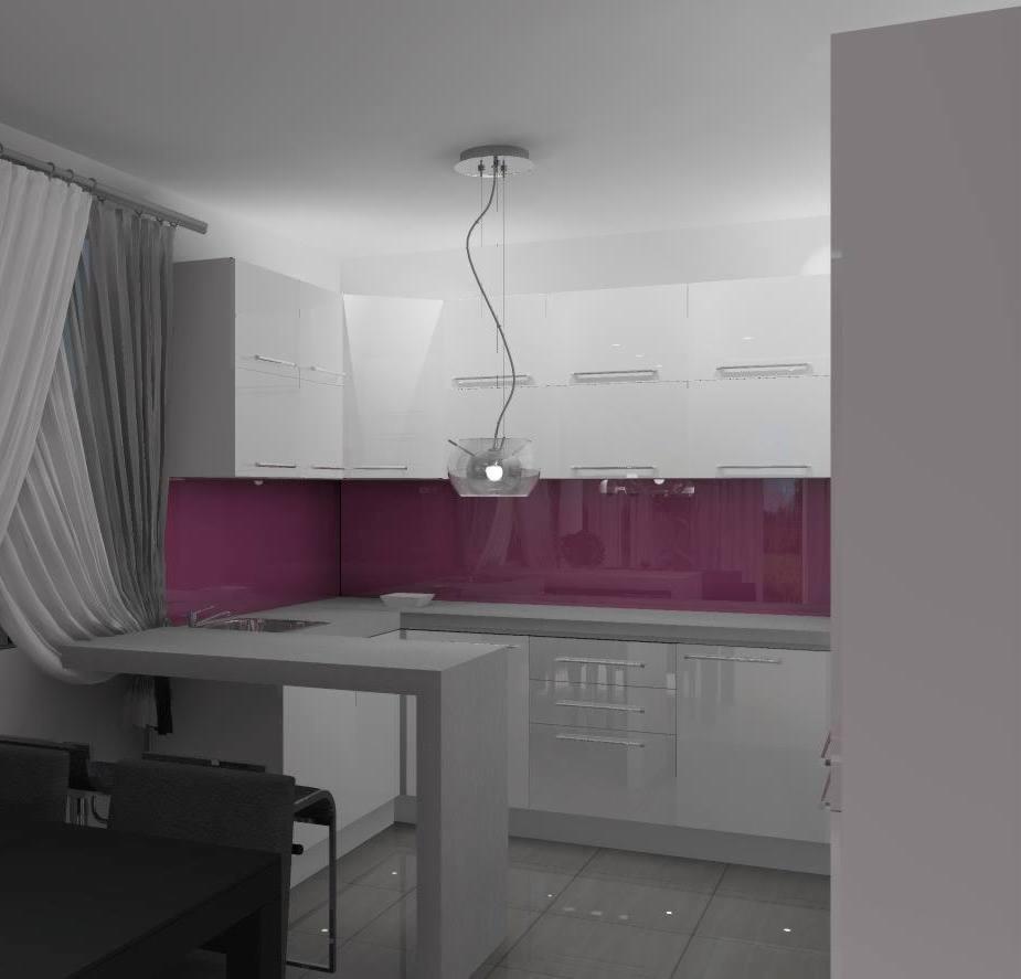 Biała kuchnia na wymiar z fioletowym panelem szklanym, oświetlona wiszącą lampą. Widoczne szafki górne i dolne oraz blat z barkiem. Nowoczesny design.