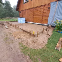 Zewnętrzny zarys pkyty fundamentowej.