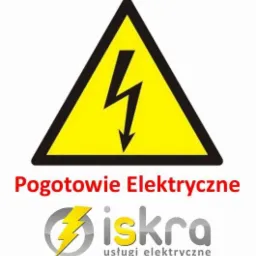 Żółty trójkąt ostrzegawczy z symbolem błyskawicy, napis 'Pogotowie Elektryczne' i logo firmy 'Iskra usługi elektryczne' na białym tle.