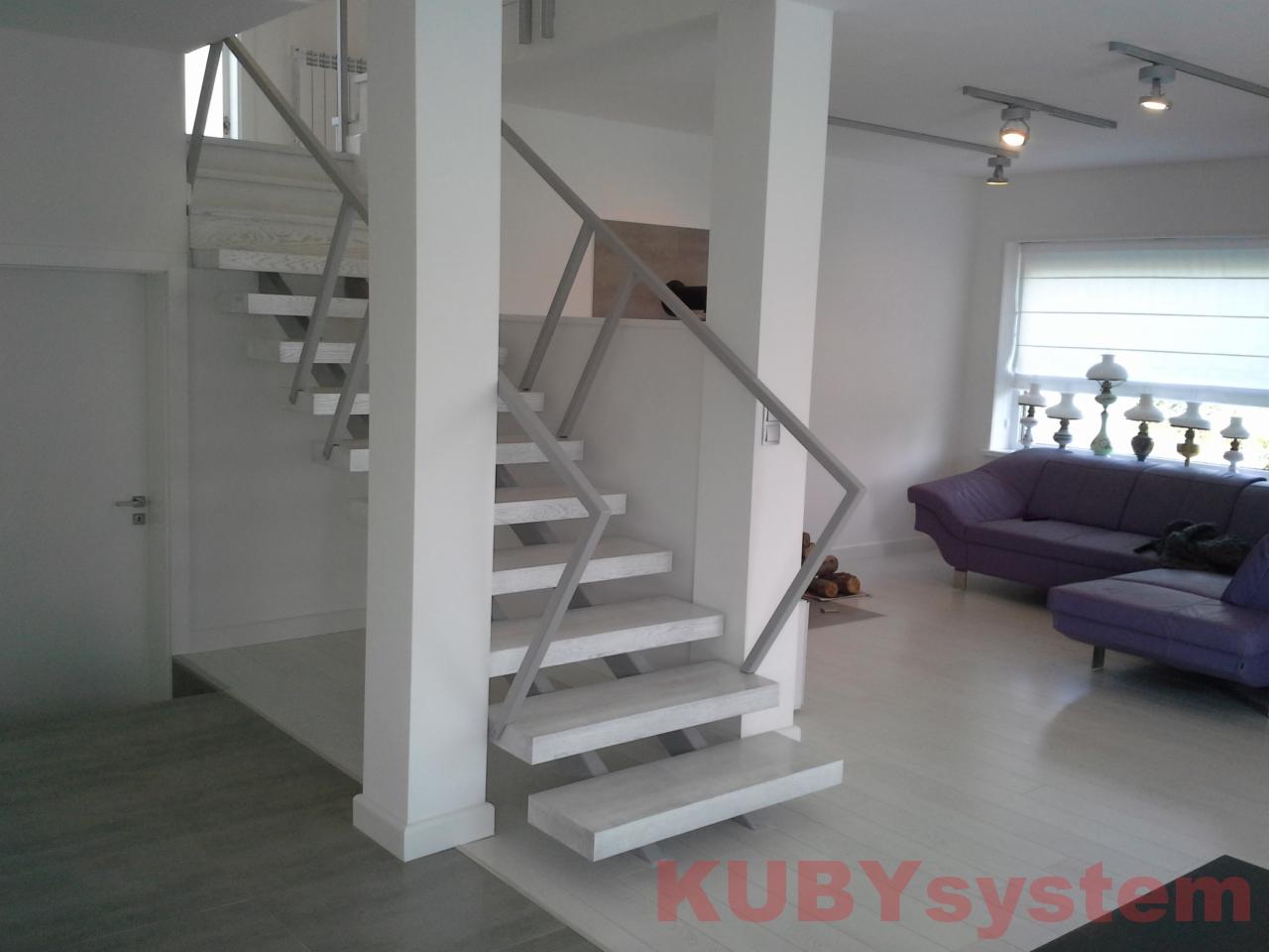 Nowoczesne, białe schody wspornikowe z metalową balustradą w jasnym wnętrzu z fioletową sofą. Widok z dołu, minimalistyczny design, oświetlenie punktowe.