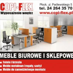 Nowoczesne meble biurowe Copi-Flex: biurka z pomarańczowymi akcentami, szare krzesła, białe szafy z pomarańczowymi drzwiami. Aranżacja wnętrza biura.