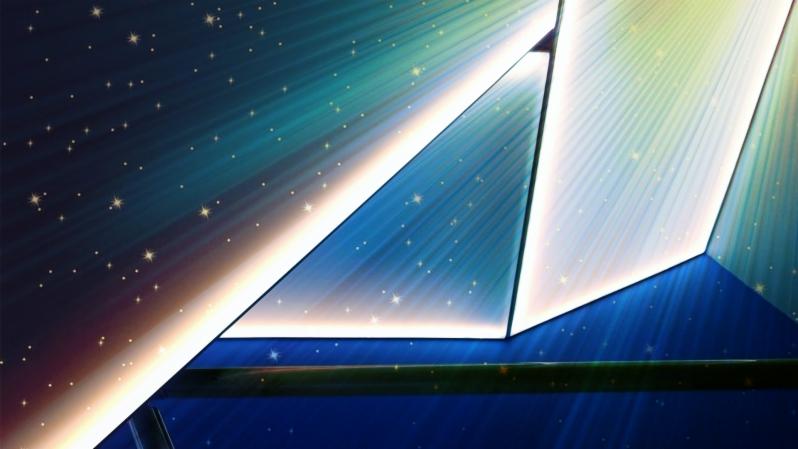 Abstrakcyjna iluminacja sufitowa z motywem kosmicznym, wykorzystująca trójkątne panele i efekty świetlne imitujące gwiazdy.