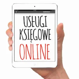 Dłoń trzymająca tablet prezentujący napis 'Usługi Księgowe Online' czarną i czerwoną czcionką na białym tle.
