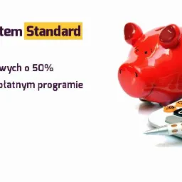 Czerwona świnka skarbonka, kalkulator i długopis na białym tle, obok tekst informujący o obniżeniu kosztów usług o 50% i wystawianiu rachunków w bezpłatnym programie.