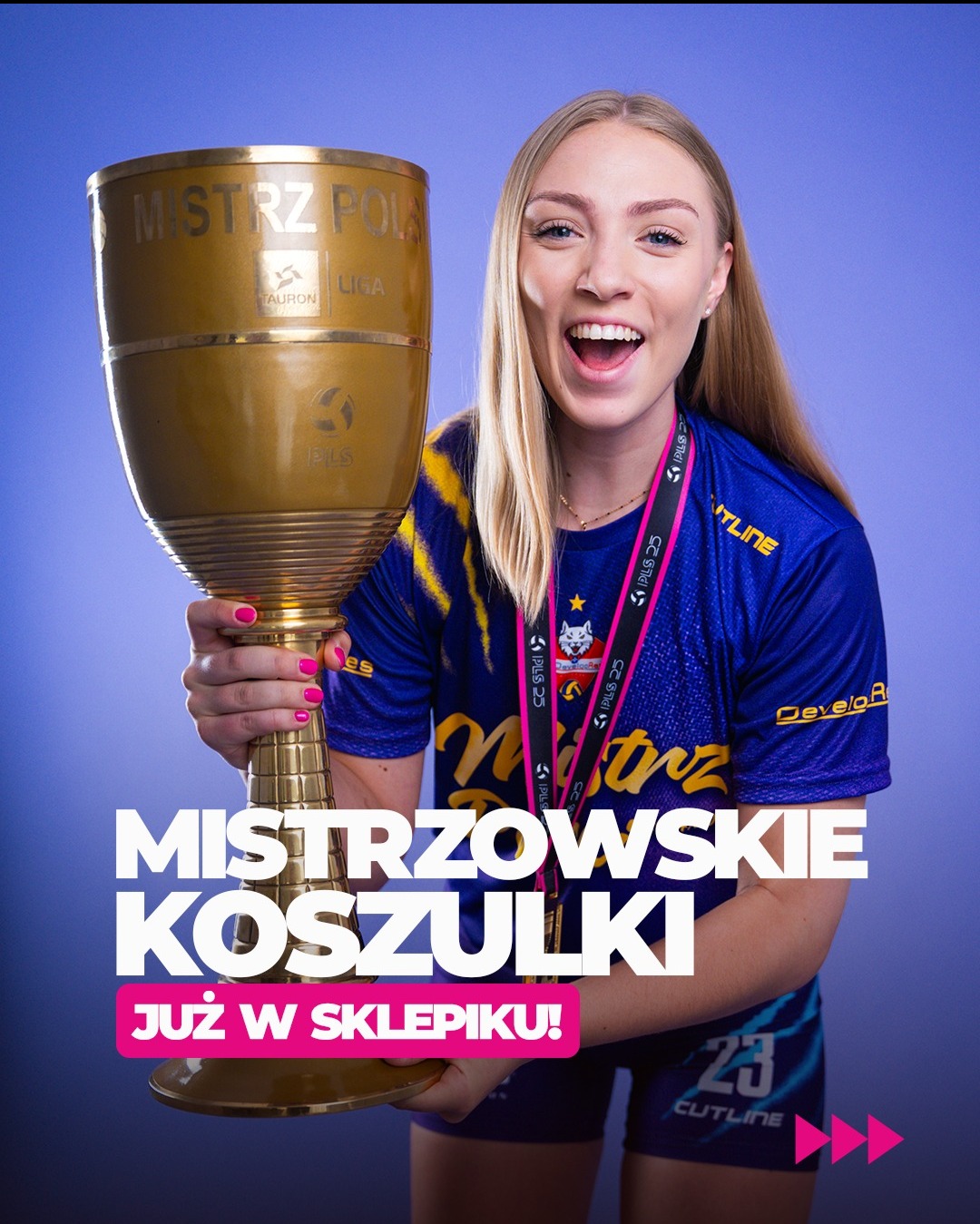 Uśmiechnięta siatkarka z pucharem mistrza Polski i koszulce z napisem 'Mistrzowskie Koszulki' na fioletowym tle. Reklama sklepu internetowego.