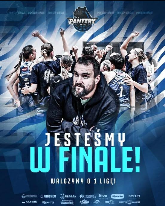 Plakat drużyny sportowej w strojach, z napisem 'Jesteśmy w finale! Walczymy o 1 ligę!', z trenerem na pierwszym planie i logotypami sponsorów na dole.