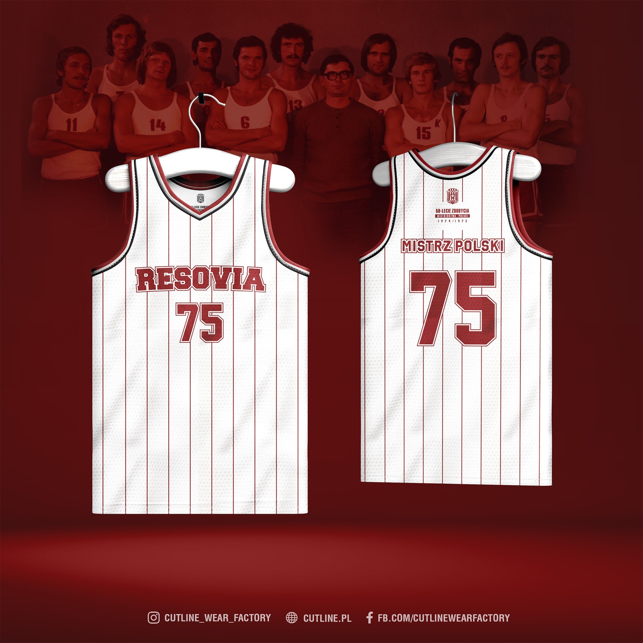Dwa sportowe trykoty Resovii Rzeszów na wieszakach, z nadrukiem 'Mistrz Polski 75' i w tle zdjęcia drużyny, prezentacja projektu odzieżowego.