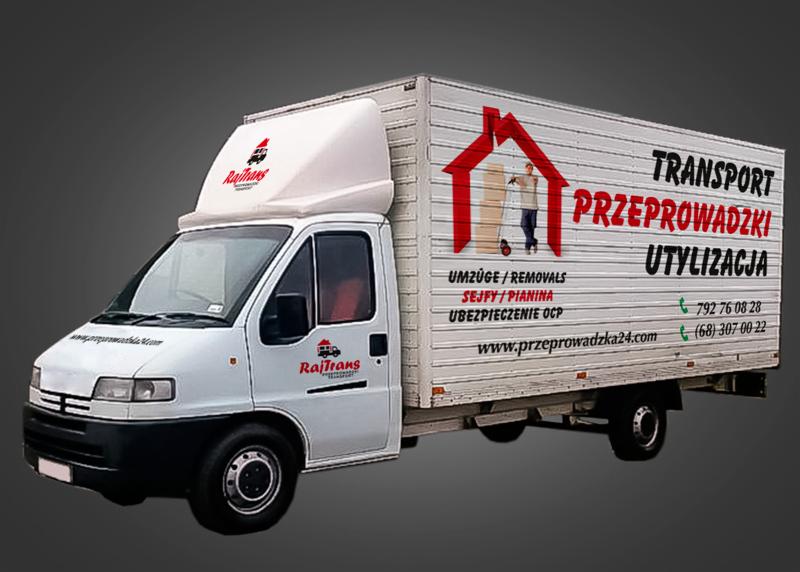 Biała furgonetka z grafiką przedstawiającą przeprowadzkę i utylizację, logo firmy RajTrans oraz dane kontaktowe, w tym adres strony internetowej.