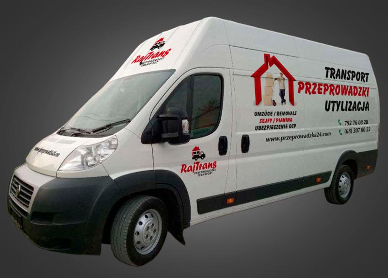 Biały bus firmy RajTrans z grafiką domu i osoby wnoszącej kartony, oferujący transport, przeprowadzki i utylizację. Widoczne dane kontaktowe i adres strony internetowej.