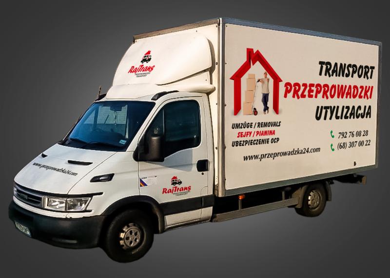 Biały samochód dostawczy z grafiką przedstawiającą przeprowadzkę, logo firmy RajTrans i danymi kontaktowymi na naczepie, na szarym tle.