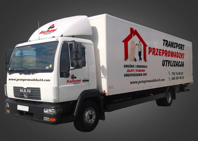 Biała ciężarówka MAN z grafiką przedstawiającą przeprowadzkę, logo firmy RajTrans i dane kontaktowe, na szarym tle. Usługi transportowe i utylizacja.