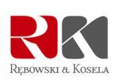 Logo firmy Rębowski & Kosela: czerwony, stylizowany symbol po lewej i szary po prawej, nazwa firmy poniżej, czcionka szeryfowa.