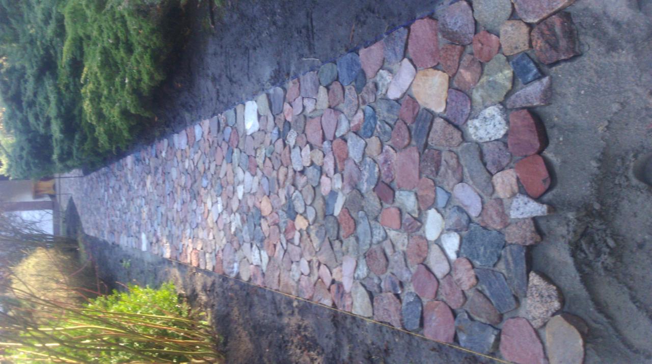 chodnik z kamienia naturalnego