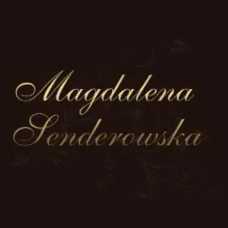 Elegancki napis 'Magdalena Senderowska' w złotej czcionce na ciemnobrązowym tle z delikatnymi, ozdobnymi ornamentami roślinnymi. Wizytówka.