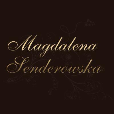 Elegancki napis 'Magdalena Senderowska' w złotej czcionce na ciemnobrązowym tle z delikatnymi, ozdobnymi ornamentami roślinnymi. Wizytówka.