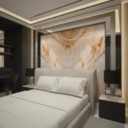 Elegancka sypialnia z łóżkiem w odcieniach beżu, marmurową ścianą za wezgłowiem, biurkiem z krzesłem i lampkami nocnymi. Nowoczesny design wnętrza.