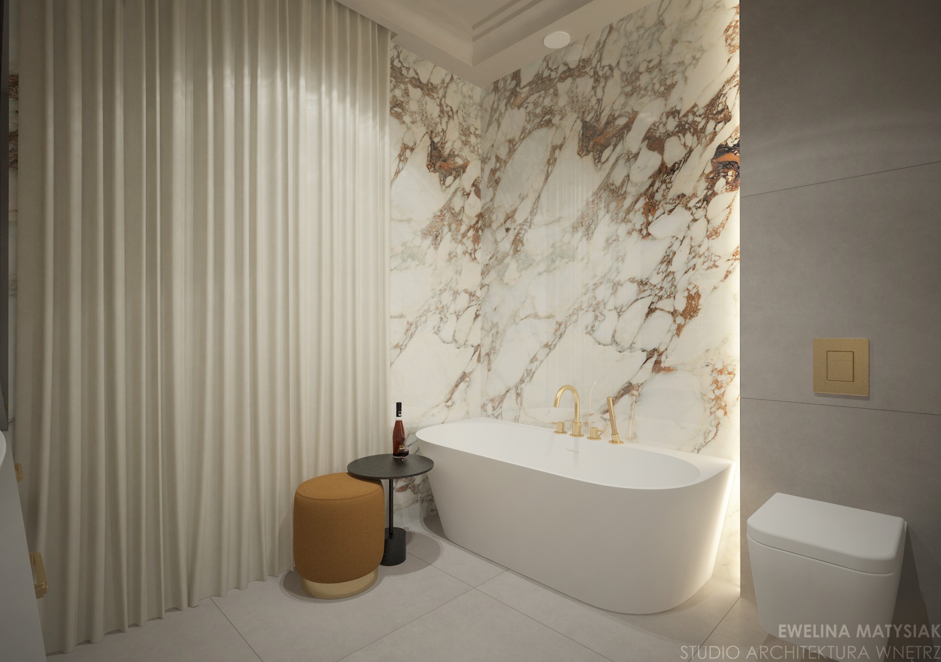 Elegancka łazienka z wolnostojącą białą wanną na tle marmurowej ściany, obok mały stolik z butelką i szklanką oraz pufa w kolorze musztardowym, zasłonięte okno z lewej strony.