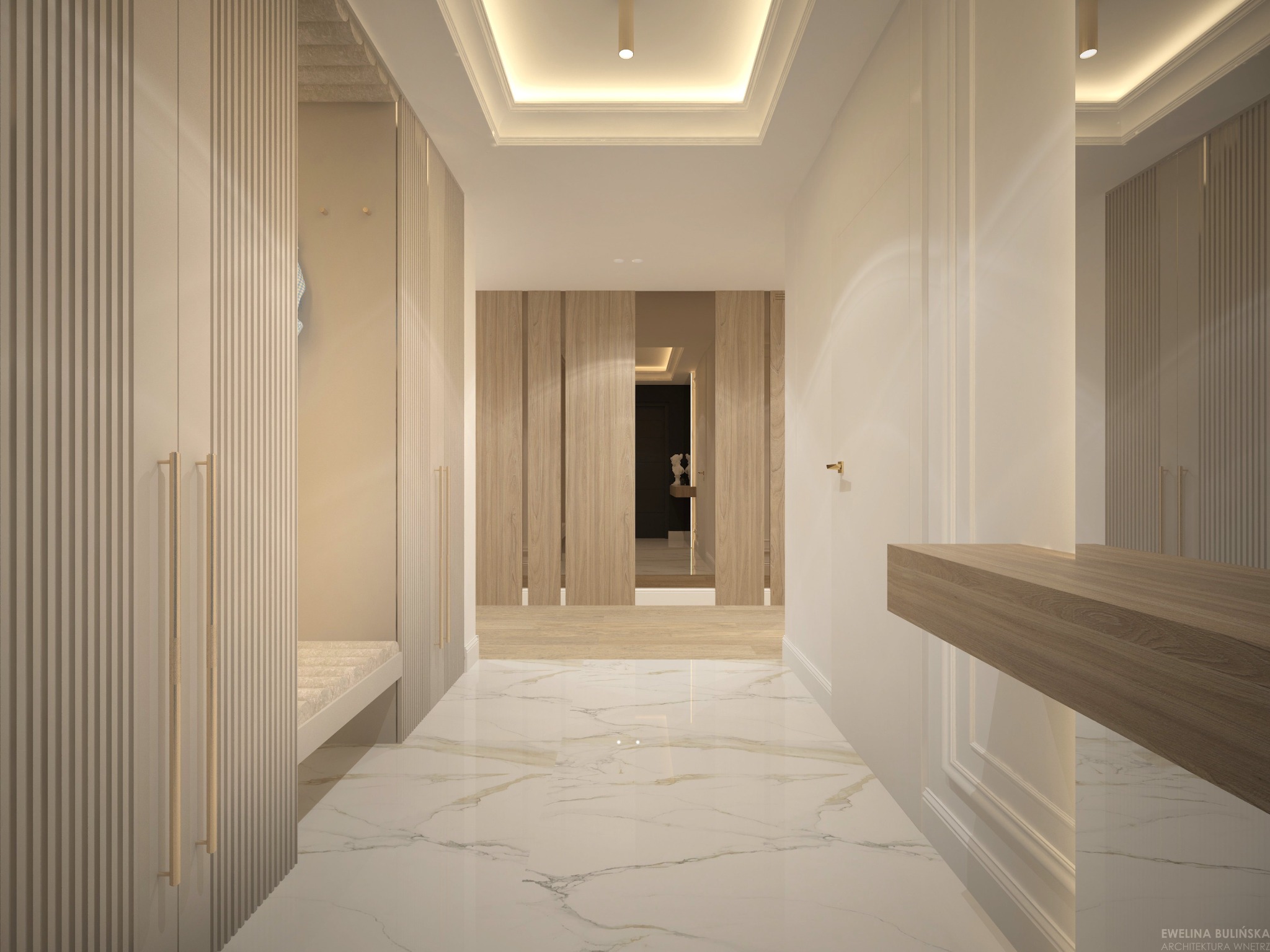 Korytarz w jasnych barwach z marmurową podłogą i zabudową meblową z ryflowanymi frontami. W głębi drewniane drzwi i oświetlenie sufitowe.