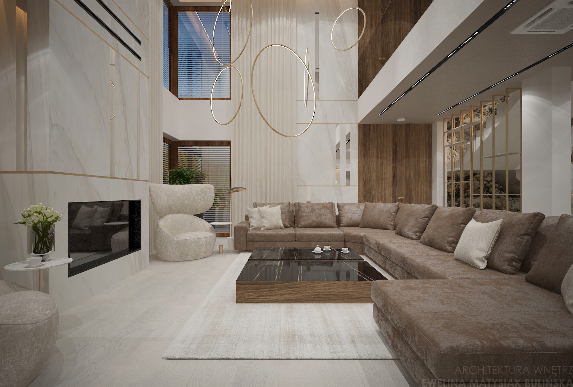 Elegancki salon w jasnych barwach z dużym narożnikiem, marmurową ścianą z kominkiem i designerskimi lampami. Nowoczesne wnętrze domu z wysokim sufitem i dużymi oknami.