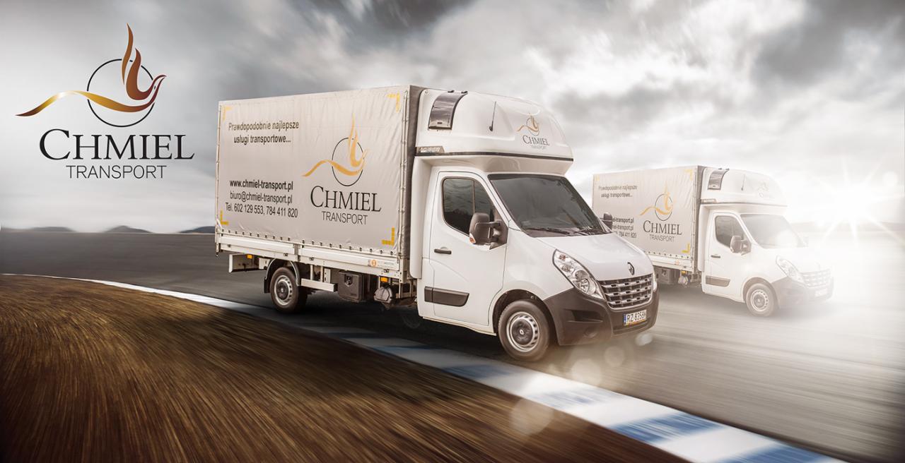 Dwa białe busy transportowe z logo Chmiel Transport na tle pochmurnego nieba, w ruchu. Na busach widoczne dane kontaktowe firmy.