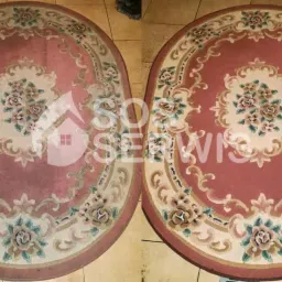 Owalny, wzorzysty dywan w odcieniach czerwieni: po lewej stronie widoczny stan przed czyszczeniem, po prawej - efekt po praniu. Widoczna różnica w kolorze i czystości.