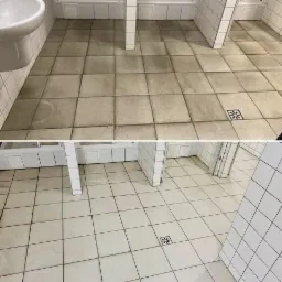 Porównanie płytek podłogowych w toalecie publicznej przed i po czyszczeniu, widoczne różnice w kolorze fug i ogólnej czystości powierzchni.