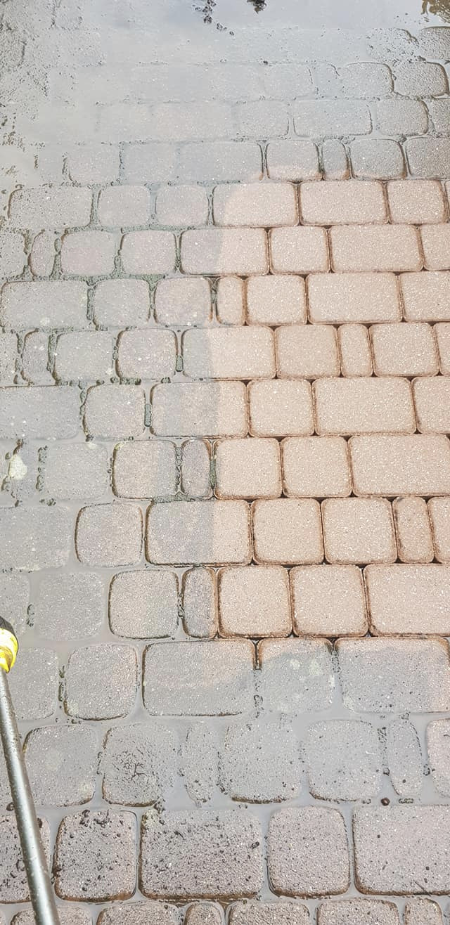 Czyszczenie kostki brukowej myjką ciśnieniową, widoczny efekt przed i po, mokra powierzchnia.