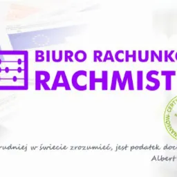 Grafika biura rachunkowego z kalkulatorem, dokumentami podatkowymi i uśmiechniętą kobietą w garniturze. Logo firmy Rachmistrz.