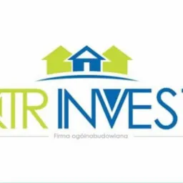 Logo firmy ogólnobudowlanej KIR Invest z trzema stylizowanymi domami w kolorach zieleni i błękitu.