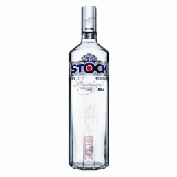 Butelka wódki Stock Prestige o pojemności 1000 ml, z srebrną zakrętką i etykietą w kolorze czerwonym, białym i niebieskim, prezentowana na białym tle.