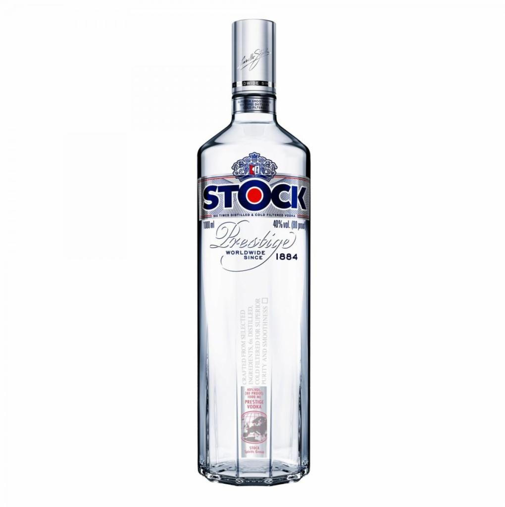Butelka wódki Stock Prestige o pojemności 1000 ml, z srebrną zakrętką i etykietą w kolorze czerwonym, białym i niebieskim, prezentowana na białym tle.