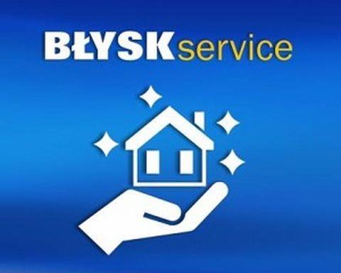 Błysk Service: logo firmy na niebieskim tle z ikoną domu w dłoni, otoczonego gwiazdkami. Nazwa firmy w górnej części obrazu.