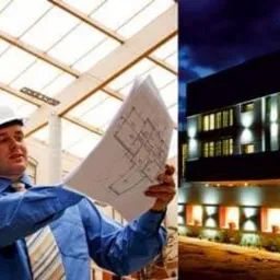 Dwóch inżynierów w kaskach analizuje plan budynku na tle konstrukcji stropu i nocnej elewacji oświetlonego domu.