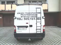Bus z bagażnikiem dachowym, przystosowanym do przewozu długich elementów.