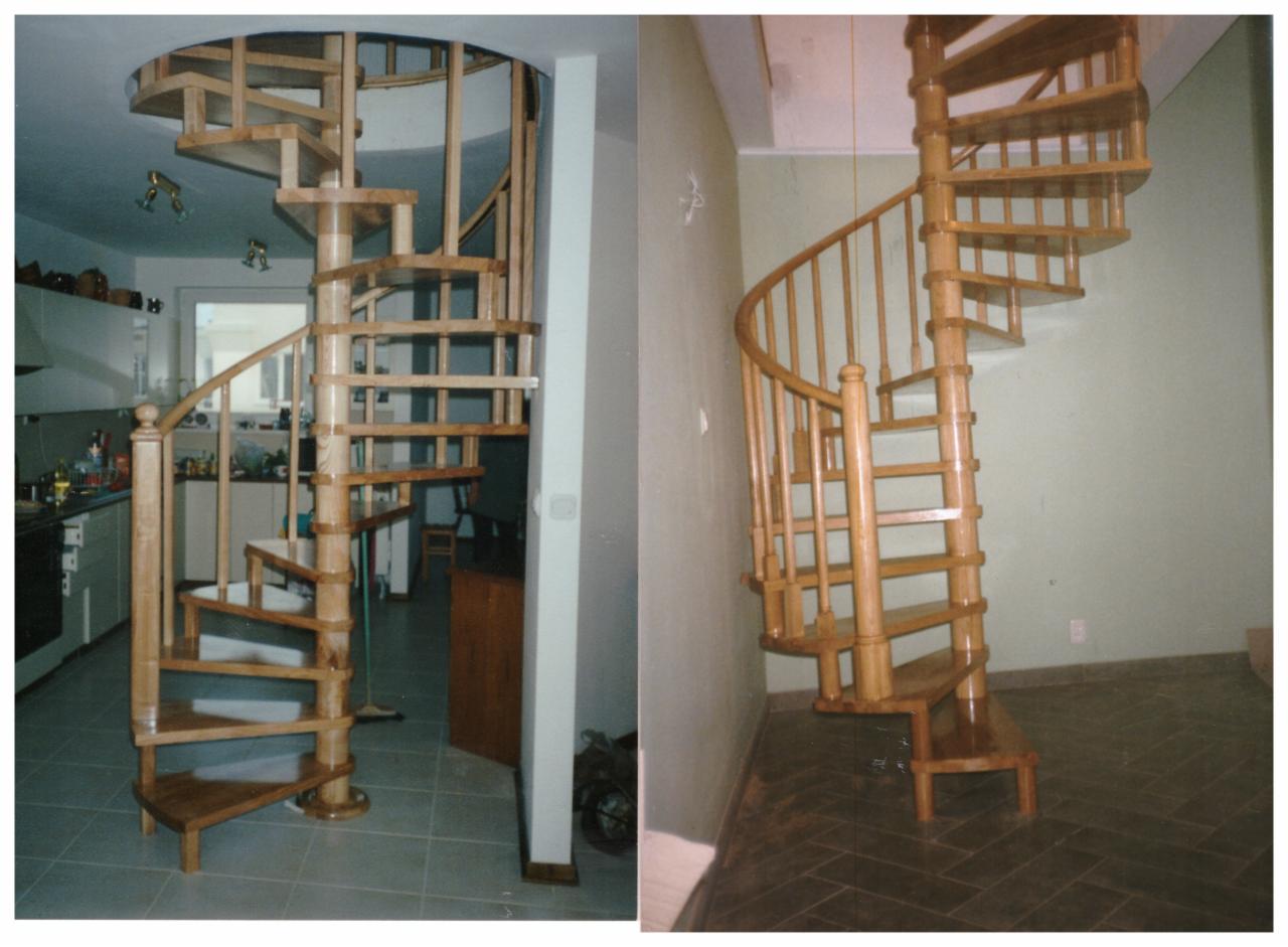 Dwie ujęcia spiralnych konstrukcji z jasnego drewna: jedna w kuchni z jasnymi szafkami, druga na tle zielonej ściany i ciemnej podłogi.