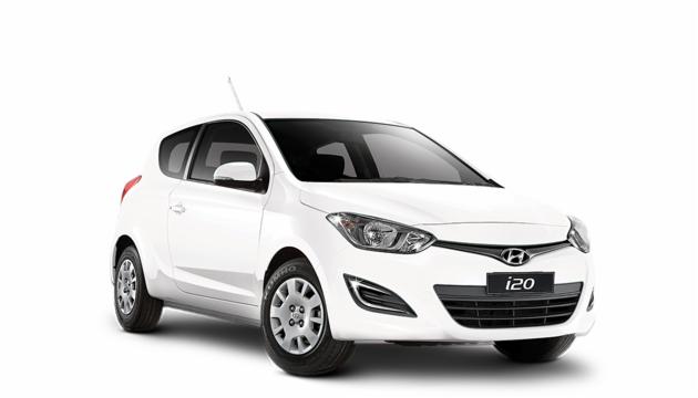 Biały, dwudrzwiowy hatchback Hyundai i20 na białym tle, widok z przodu z lekkiego skosu.