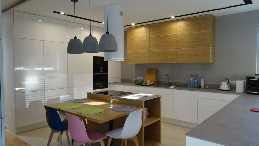 Połączenie elementów fornirowanych naturalnym drewnem z elementami lakierowanymi w meblach kuchennych
