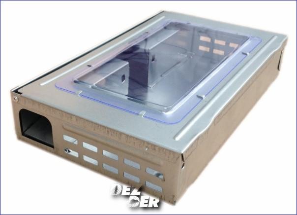 Metalowa pułapka na gryzonie z przezroczystym okienkiem i otworem wejściowym, widoczna pod kątem, z logo firmy w dolnej części.