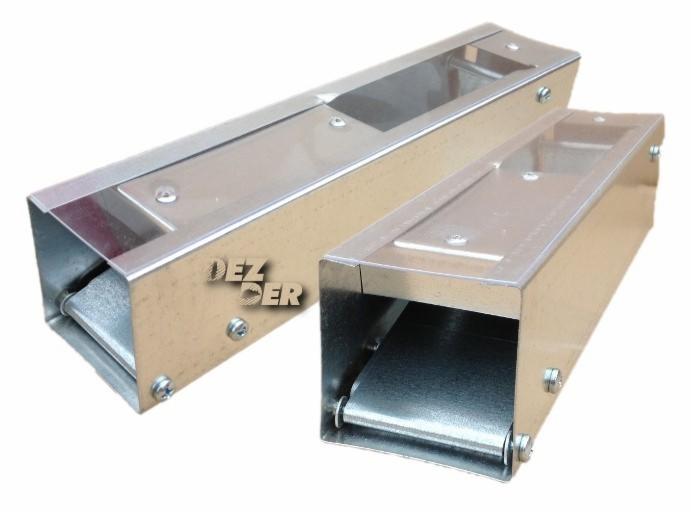 Dwie metalowe pułapki na gryzonie z mechanizmem zapadkowym, ustawione na białym tle. Widoczne nity i logo firmy. Nowoczesny design.