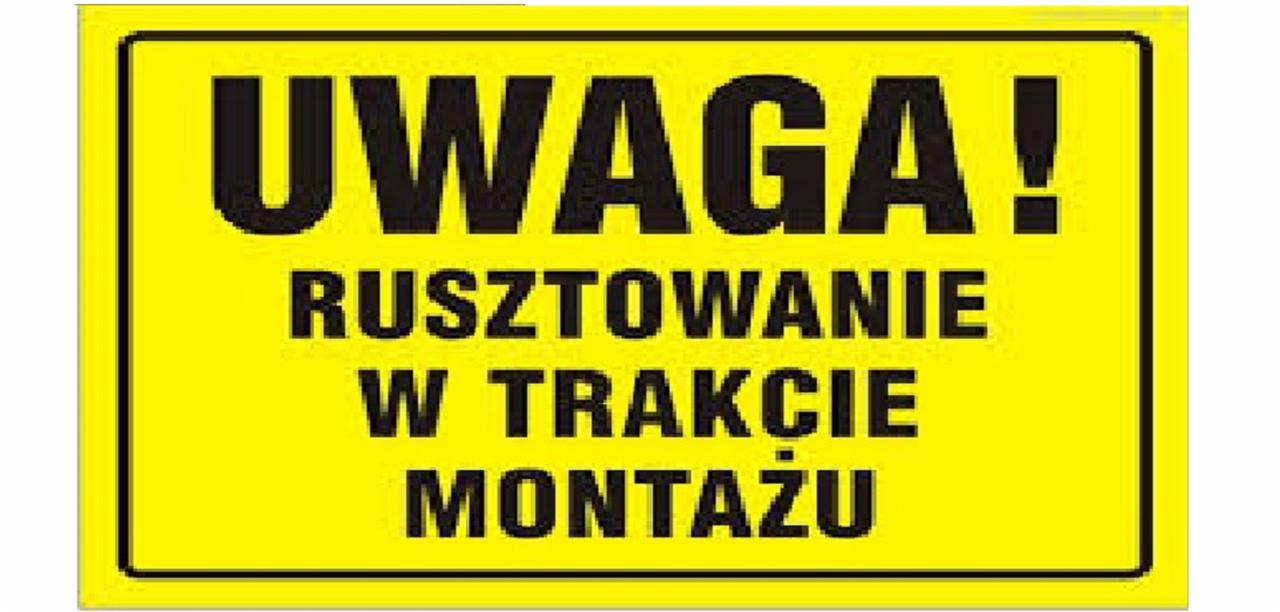 Żółta tablica ostrzegawcza z czarnym napisem: UWAGA! Rusztowanie w trakcie montażu.