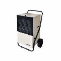 Mobilny osuszacz powietrza MASTER na kółkach z uchwytem transportowym, widok z boku, na białym tle. Urządzenie w kolorze beżowo-czarnym, z widoczną kratką wlotu powietrza.