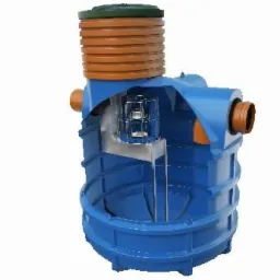 Niebieski, plastikowy zbiornik retencyjny z widocznym przekrojem i elementami wewnętrznymi, prezentowany na białym tle. Widoczne rury i pokrywa.