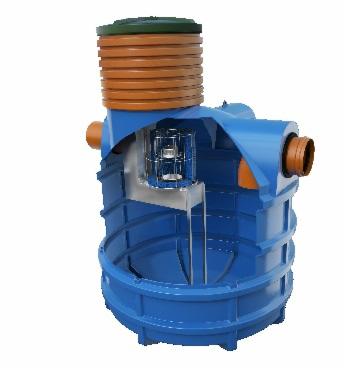 Niebieski, plastikowy zbiornik retencyjny z widocznym przekrojem i elementami wewnętrznymi, prezentowany na białym tle. Widoczne rury i pokrywa.