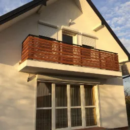 Balustrada aluminiowa malowana w kolorze dębu