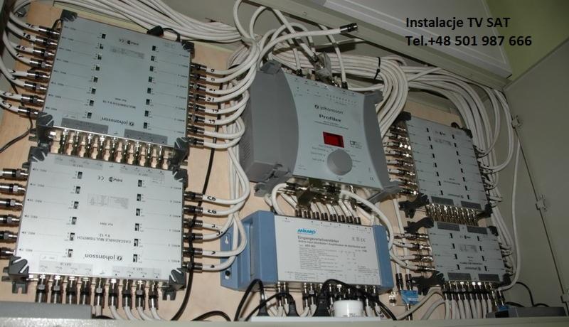 Rozdzielacze sygnału TV-SAT w szafce, liczne kable koncentryczne podłączone do urządzeń Johnson i Ankaro, widoczny napis 'Instalacje TV SAT' z numerem telefonu.