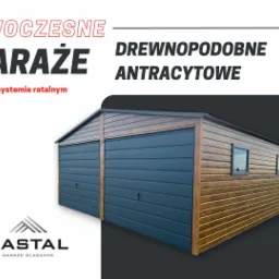 Nowoczesny, antracytowy, drewnopodobny garaż dwustanowiskowy z Jodłownika, w systemie ratalnym, prezentowany na białym tle z logo producenta.