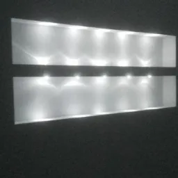 Dwie podświetlane półki w ścianie pomalowanej na ciemny kolor, oświetlenie punktowe LED.