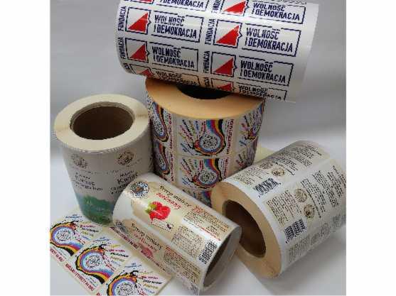 Stos rolek z naklejkami o różnych wzorach i kolorach, ułożonych na sobie. Na jednej z nich widoczny napis: Wolność i Demokracja.